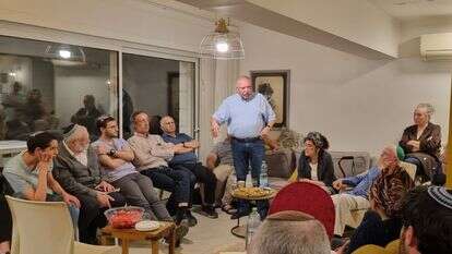 ליברמן באלון־שבות בשבוע שעבר. מימינו: יוזמת המפגש, עו"ד בתיה כהנא־דרור | ללא