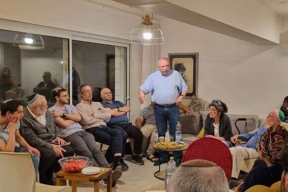 ליברמן באלון־שבות. מימינו: יוזמת המפגש, עו"ד בתיה כהנא־דרור | ללא ליברמן באלון־שבות. מימינו: יוזמת המפגש, עו"ד בתיה כהנא־דרור | ללא