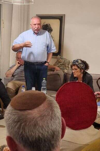 ליברמן באלון־שבות בשבוע שעבר. מימינו: יוזמת המפגש, עו"ד בתיה כהנא־דרור | ללא
