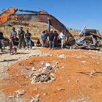 משפחת ליבי עולה לקבר של דוד בתום השבעה. לצד הקבר: הבאגר של דוד | ללא