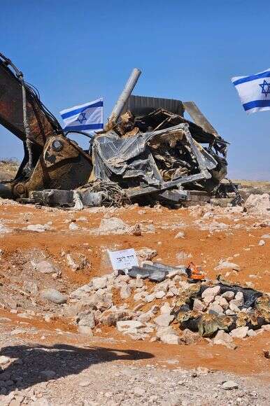 משפחת ליבי עולה לקבר של דוד בתום השבעה. לצד הקבר: הבאגר של דוד | ללא