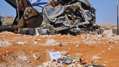 משפחת ליבי עולה לקבר של דוד בתום השבעה. לצד הקבר: הבאגר של דוד | ללא