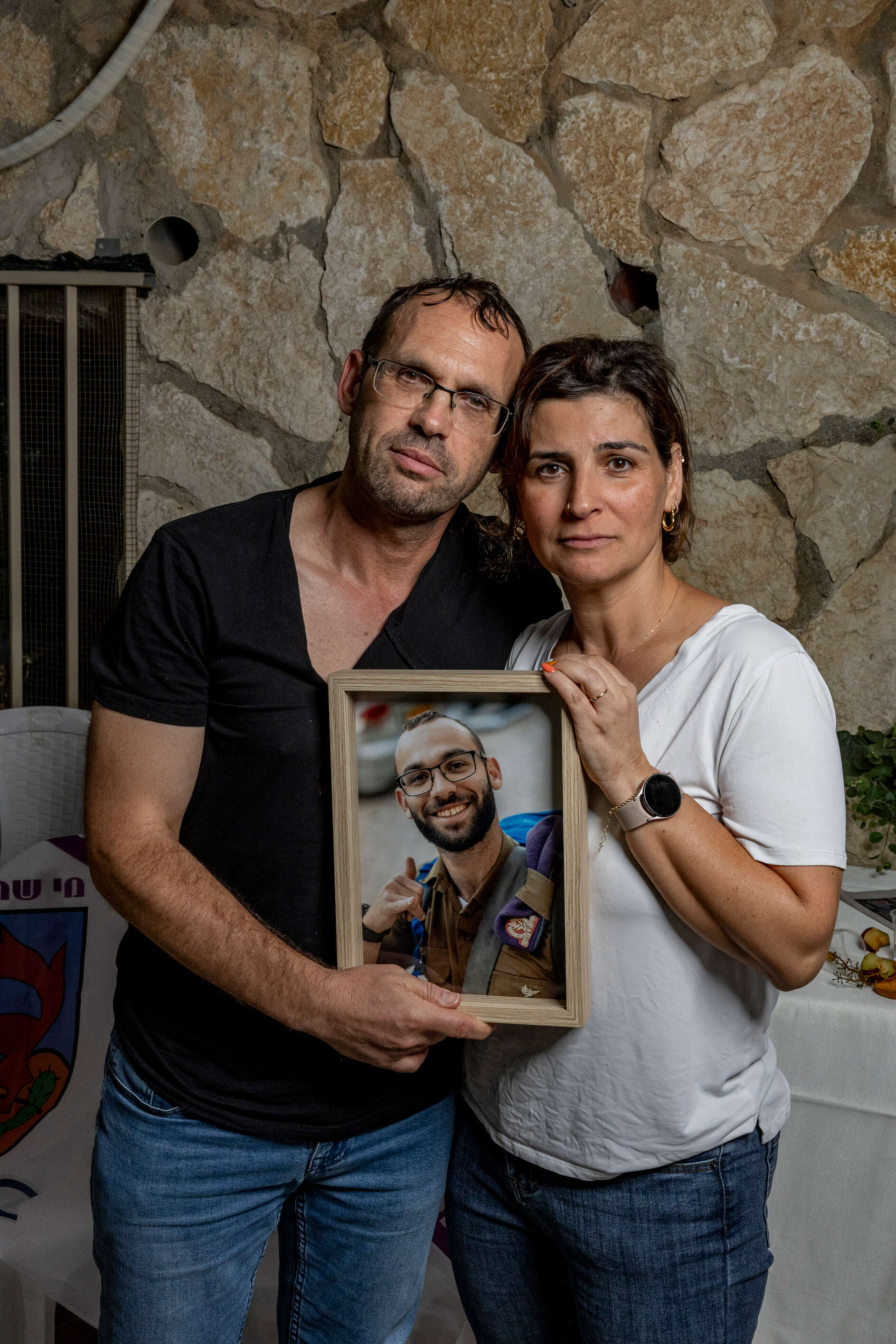 תהילה וחגי ואן־גלדר עם תמונת בנם, עומר הי"ד | נעמה שטרן תהילה וחגי ואן־גלדר עם תמונת בנם, עומר הי"ד | נעמה שטרן