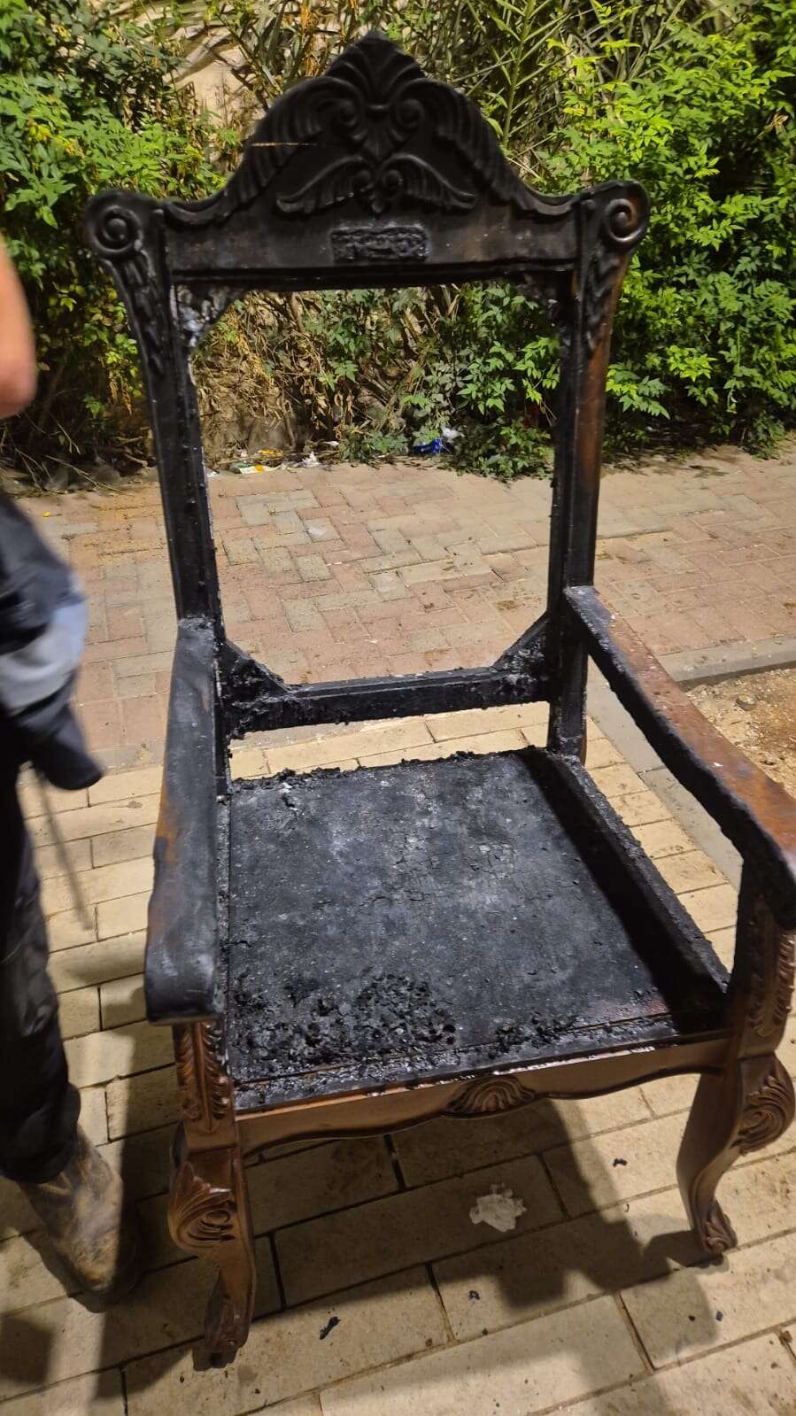 כיסאו של הרב יצחק יוסף שניזוק בהצתה בבית הכנסת שלו | כבאות והצלה, מחוז ירושלים כיסאו של הרב יצחק יוסף שניזוק בהצתה בבית הכנסת שלו | כבאות והצלה, מחוז ירושלים