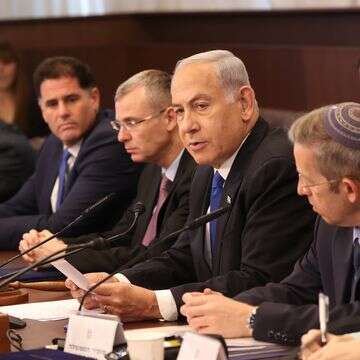 נתניהו בישיבת הממשלה | Israeli Prime Minister Benjamin Netanyahu leads a cabinet meeting at the Prime Minister's Office in Jerusalem on June 4, 2023. Photo by Amit Shabi/POOL***POOL PICTURE, EDITORIAL USE ONLY/NO SALES, PLEASE CREDIT THE PHOTOGRAPHER AS WRITTEN - AMIT SHABI/POOL*** *** Local Caption *** éùéáú îîùìä
øàù äîîùìä ðúðéäå
îùøã
÷áéðè
îãáø
ùøéí