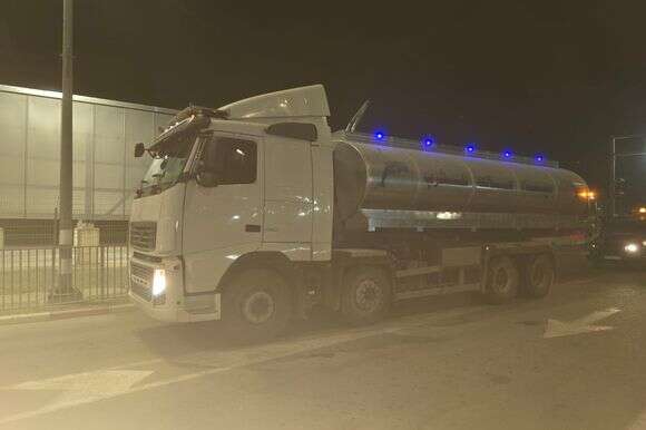 משאיות פלסטיניות ששואבות מים באופן פיראטי מצינור של מקורות בכפר תרקומיא | משטרת ישראל משאיות פלסטיניות ששואבות מים באופן פיראטי מצינור של מקורות בכפר תרקומיא | משטרת ישראל