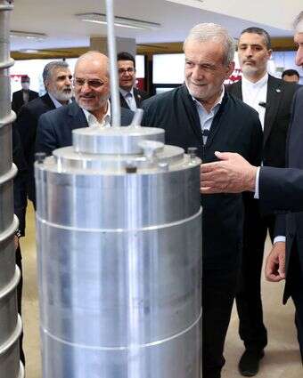 נשיא איראן מסעוד פזשכיאן עם ראש ארגון האנרגיה האטומית של איראן, מוחמד אסלאמי בסיור במתקן גרעין | AFP