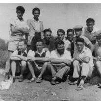 הרב ישראלי (במרכז) בתקופת כפר הרא"ה | מתוך הארכיון המשפחתי