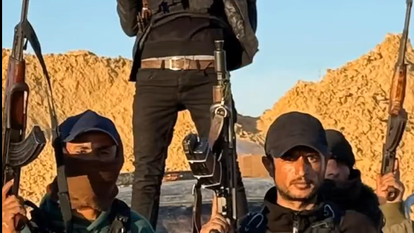 יאסר אבו־שבאב (מימין בפנים גלויות) עם אנשי המיליציה שלו ברצועה | מתוך דף הפייסבוק של המיליציה יאסר אבו־שבאב (מימין בפנים גלויות) עם אנשי המיליציה שלו ברצועה | מתוך דף הפייסבוק של המיליציה