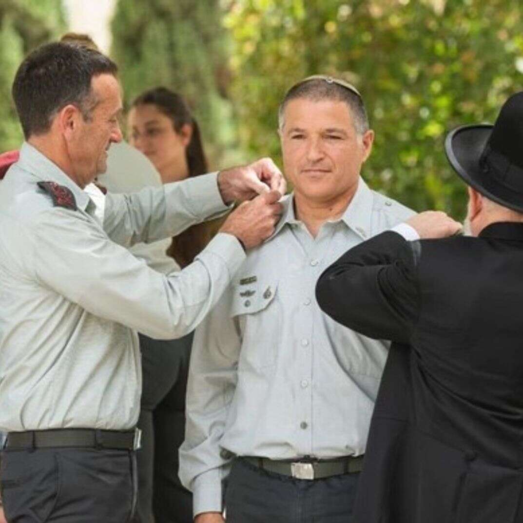 הרב זיני והרמטכ"ל הרצי הלוי בהענקת דרגת אלוף לדוד זיני, 2023 | דובר צה"ל הרב זיני והרמטכ"ל הרצי הלוי בהענקת דרגת אלוף לדוד זיני, 2023 | דובר צה"ל