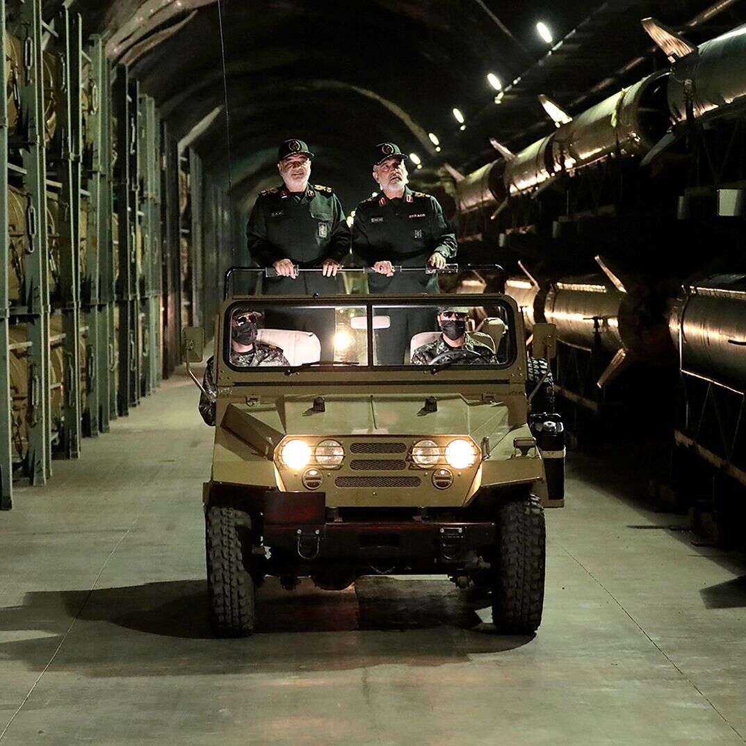 עם כלביא: חוסיין סלאמי (משמאל), ראש משמרות המהפכה של איראן, ואת אמיר עלי חג'יזאדה, ראש חיל האוויר של משמרות המהפכה, מסיירים בבסיס טילים תת-קרקעי במיקום לא ידוע באיראן. שניהם חוסלו עם תחילת המבצע | AFP