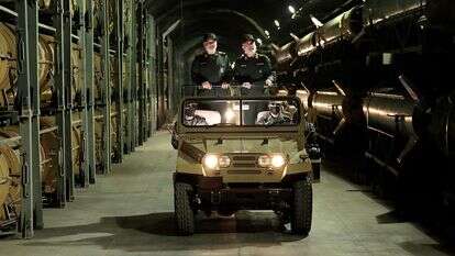 עם כלביא: חוסיין סלאמי (משמאל), ראש משמרות המהפכה של איראן, ואת אמיר עלי חג'יזאדה, ראש חיל האוויר של משמרות המהפכה, מסיירים בבסיס טילים תת-קרקעי במיקום לא ידוע באיראן. שניהם חוסלו עם תחילת המבצע | AFP