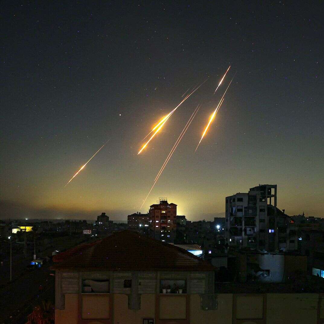 עם כלביא: טילים איראנים בשמי ישראל כפי שצולמו מרצועת עזה | AFP