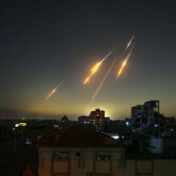 עם כלביא: טילים איראנים בשמי ישראל כפי שצולמו מרצועת עזה | AFP