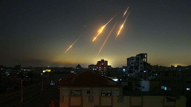 עם כלביא: טילים איראנים בשמי ישראל כפי שצולמו מרצועת עזה | AFP