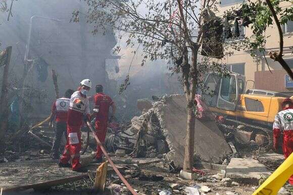 עם כלביא: מתנדבים של הסהר האדום האיראני עובדים בשכונה בטהרן שנפגעה מתקיפה ישראלית | AFP עם כלביא: מתנדבים של הסהר האדום האיראני עובדים בשכונה בטהרן שנפגעה מתקיפה ישראלית | AFP