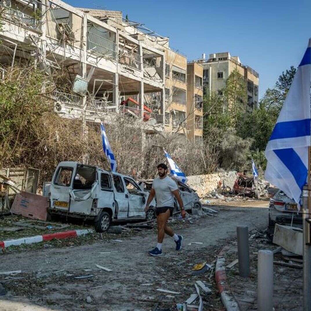 עם כלביא: פגיעת טיל איראני ברמת גן | אריק מרמור, פלאש 90