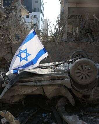 דגל ישראל מונף על הריסות ברמת גן | EPA