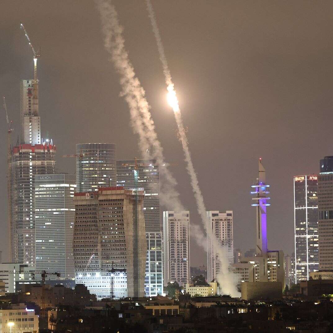 עם כלביא: כיפת ברזל מיירטת טילים איראנים בשמים במרכז הארץ | EPA עם כלביא: כיפת ברזל מיירטת טילים איראנים בשמים במרכז הארץ | EPA