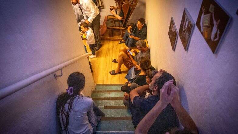 ישראלים בחדר מדרגות באזעקה | נועם רבקין פלטון - פלאש 90 ישראלים בחדר מדרגות באזעקה | נועם רבקין פלטון - פלאש 90