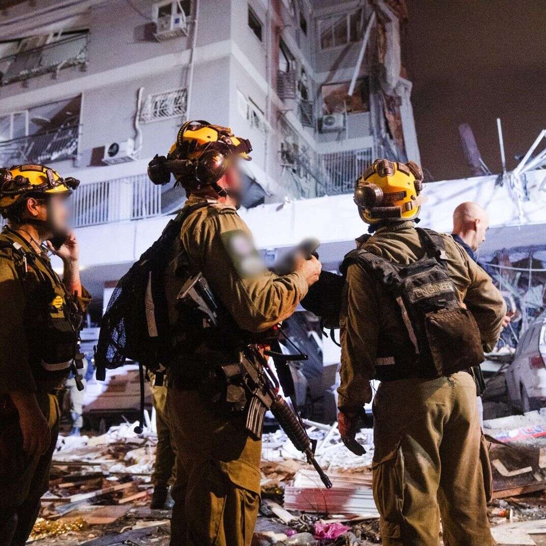 כוחות צה"ל בזירת הנפילה בבת-ים | דובר צה"ל כוחות צה"ל בזירת הנפילה בבת-ים | דובר צה"ל