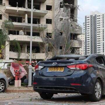 עם כלביא: בנין מגורים שנפגע במטח למרכז הארץ | AFP