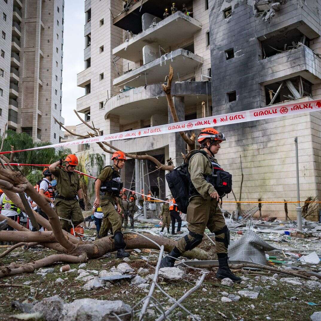 אחת מזירות נפילת הטילים האיראנים במרכז הארץ, 16.6.25 | חיים גולדברג, פלאש 90