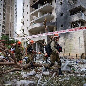 אחת מזירות נפילת הטילים האיראנים במרכז הארץ, 16.6.25 | חיים גולדברג, פלאש 90
