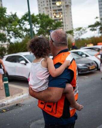 פיקוד העורף מפנים אזרחים שבניינם נפגע מטיל איראני | חיים גולברג, פלאש 90