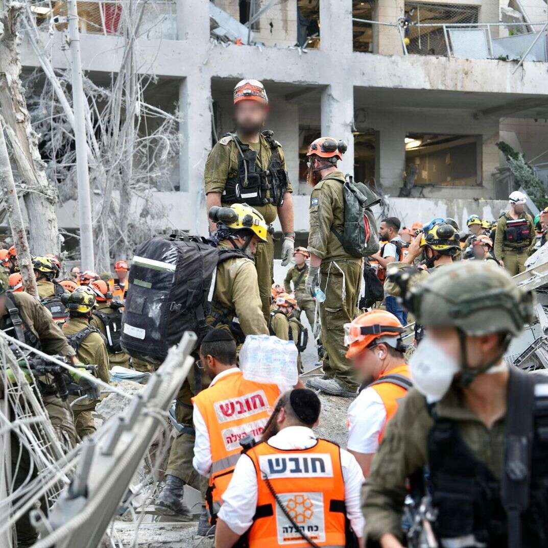 מאמצי חילוץ של פיקוד העורף בזירת נפילת טיל איראני, 16.6.25 | דובר צה"ל מאמצי חילוץ של פיקוד העורף בזירת נפילת טיל איראני, 16.6.25 | דובר צה"ל