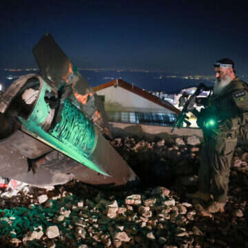 עם כלביא: כוחות חילוץ בזירת נפילת טיל ששוגר מאיראן בעיר צפת | דוד כהן, פלאש 90