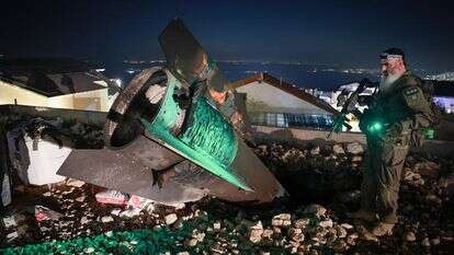 עם כלביא: כוחות חילוץ בזירת נפילת טיל ששוגר מאיראן בעיר צפת | דוד כהן, פלאש 90 עם כלביא: כוחות חילוץ בזירת נפילת טיל ששוגר מאיראן בעיר צפת | דוד כהן, פלאש 90