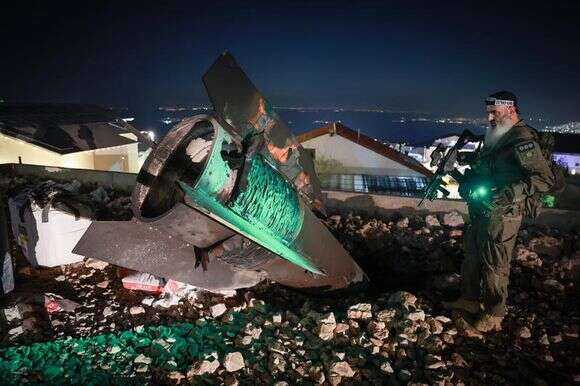 עם כלביא: כוחות חילוץ בזירת נפילת טיל ששוגר מאיראן בעיר צפת | דוד כהן, פלאש 90