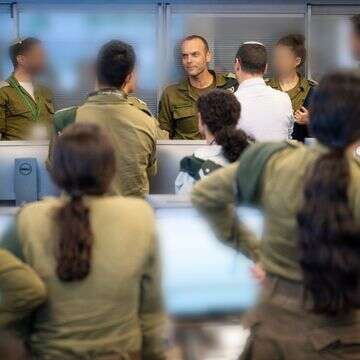 ראש אגף המודיעין, אלוף שלומי בינדר, בביקור בבסיס אגף מודיעין | דובר צה"ל