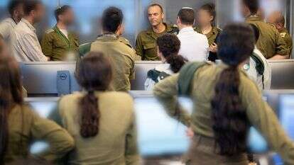ראש אגף המודיעין, אלוף שלומי בינדר, בביקור בבסיס אגף מודיעין | דובר צה"ל