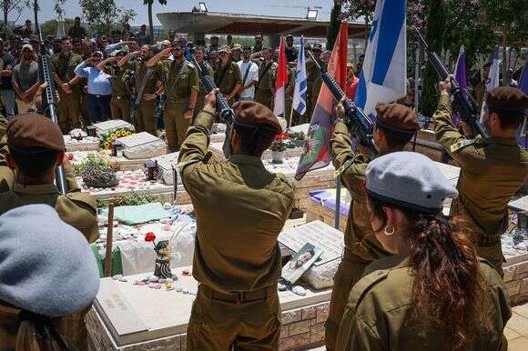 הלווייתו של החייל הישראלי סרן במיל' טל מובשוביץ ז"ל | יונתן שאול, פלאש 90 הלווייתו של החייל הישראלי סרן במיל' טל מובשוביץ ז"ל | יונתן שאול, פלאש 90