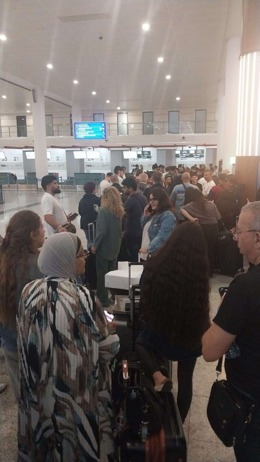 הראש כבר מבין שטיסה לא תהיה כאן הבוקר, אבל הלב ממשיך להתקדם בתור של הצ'ק אין. | ללא קרדיט הראש כבר מבין שטיסה לא תהיה כאן הבוקר, אבל הלב ממשיך להתקדם בתור של הצ'ק אין. | ללא קרדיט