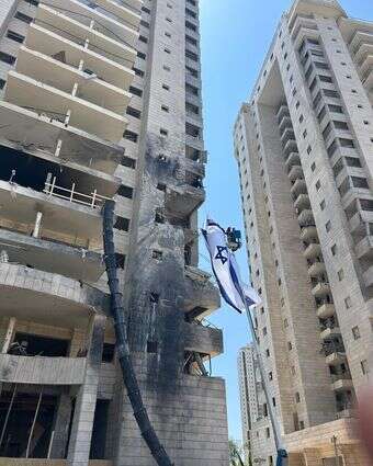 דגל ישראל נתלה על הבניין שנפגע מטיל בפתח תקווה | אורטל בר טוב