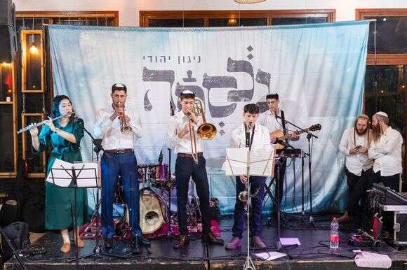 ה"אורבנד" מופיעים בחתונתו של ישי (שני משמאל) | יהושע מנטל ה"אורבנד" מופיעים בחתונתו של ישי (שני משמאל) | יהושע מנטל