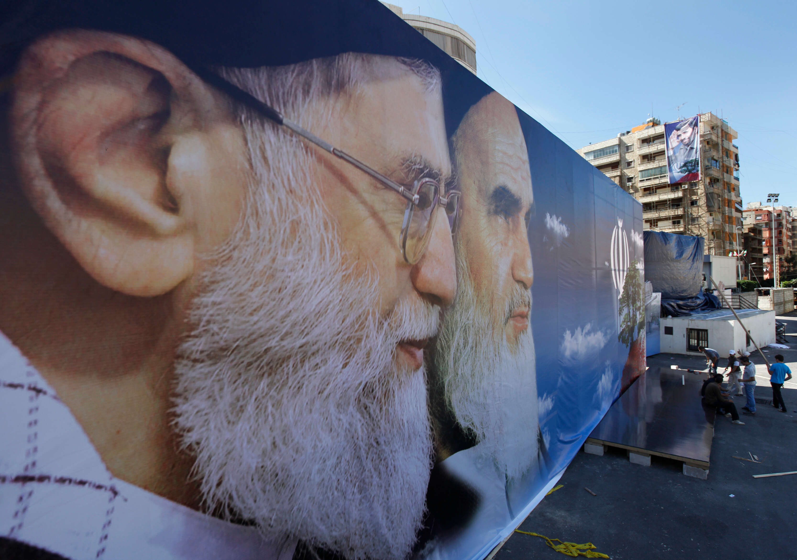 ציור קיר בלבנון של חומייני (מימין) וחמינאי | AP ציור קיר בלבנון של חומייני (מימין) וחמינאי | AP