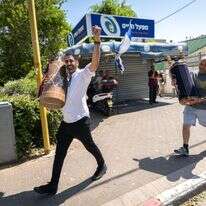 ניסים משמיים. ספרי תורה מחולצים מזירת הפגיעה בחולון, אתמול | צילום: חיים גולדברג - פלאש 90