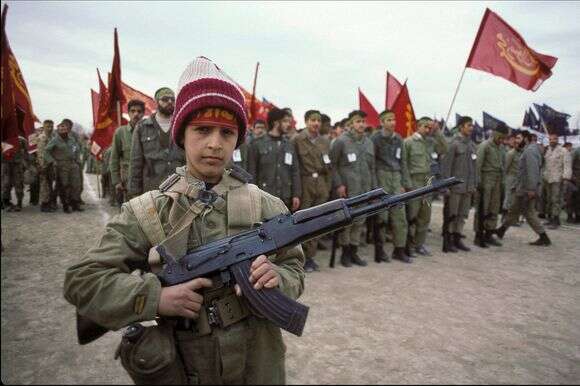 "בהתחלה לא נתנו לי לבוא. השגתי מכתב ממר ח'אמנאי (הנשיא) ובאתי". ילד־לוחם בין מתנדבי הבסיג' | Mohamad ESLAMI / Getty Images