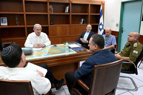 בכירי מבקריו נאלצו להחמיא לו השבוע. נתניהו בהתייעצות
ביטחונית במוצאי שבת | אבי אוחיון, לע"מ בכירי מבקריו נאלצו להחמיא לו השבוע. נתניהו בהתייעצות
ביטחונית במוצאי שבת | אבי אוחיון, לע"מ