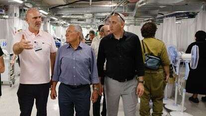מנכ״ל הסוכנות היהודית יהודה סטון ויו״ר הסוכנות היהודית אלוף במיל' דורון אלמוג בביקור בבית החולים הקרקעי בשיבא | גיא יחיאלי עבור הסוכנות היהודית