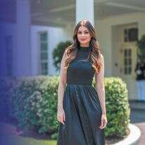 אליזבת פיפקו ליד הבית הלבן | Official White House Photos by Harrison Koeppel