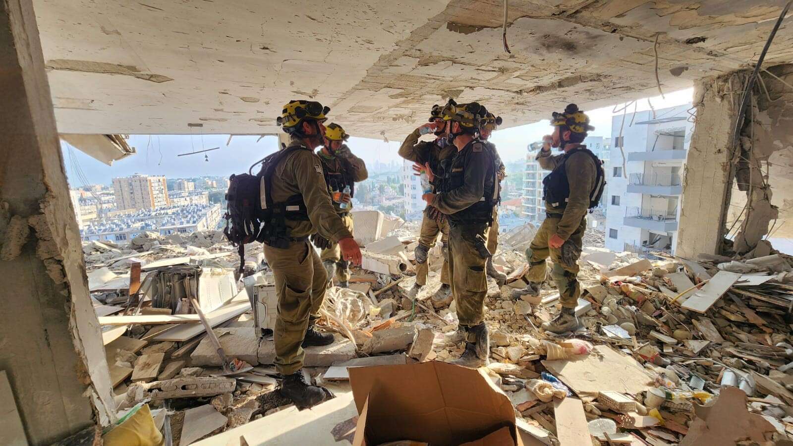 חברי הצוות בזירת הפגיעה בבת־ים | כפיר, יחצ"א