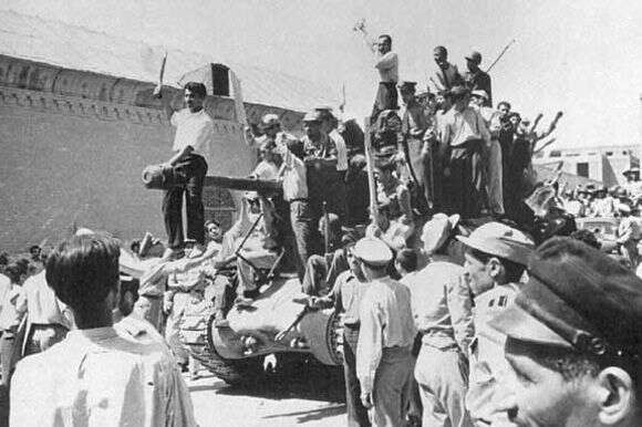 טנקים ברחובות טהרן בשנת 1953 | ללא טנקים ברחובות טהרן בשנת 1953 | ללא