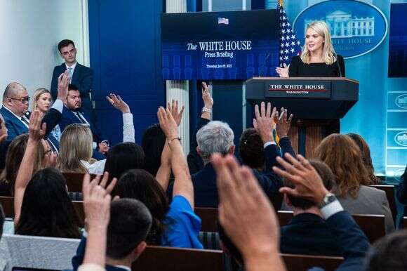 דוברת העיתונות של הבית הלבן, קרוליין לוויט, הדגישה אמש (חמישי) כי הנשיא דונלד טראמפ לא שלל תקיפה נגד איראן | דמטריוס פרימן/הוושינגטון פוסט דוברת העיתונות של הבית הלבן, קרוליין לוויט, הדגישה אמש (חמישי) כי הנשיא דונלד טראמפ לא שלל תקיפה נגד איראן | דמטריוס פרימן/הוושינגטון פוסט