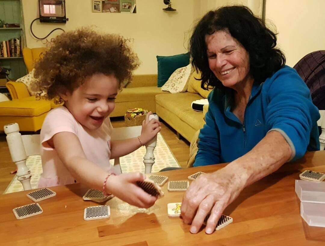 דוברות קיבוץ בארי | בתמונה: עפרה ונכדתה טליה דוברות קיבוץ בארי | בתמונה: עפרה ונכדתה טליה