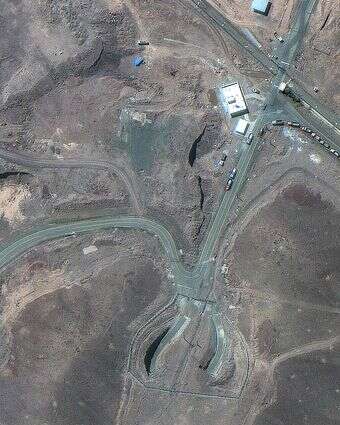 צילום לווין של משאיות בסמוך לפורדו, שלטענת האיראנים פיזרו את האורניום | AFP